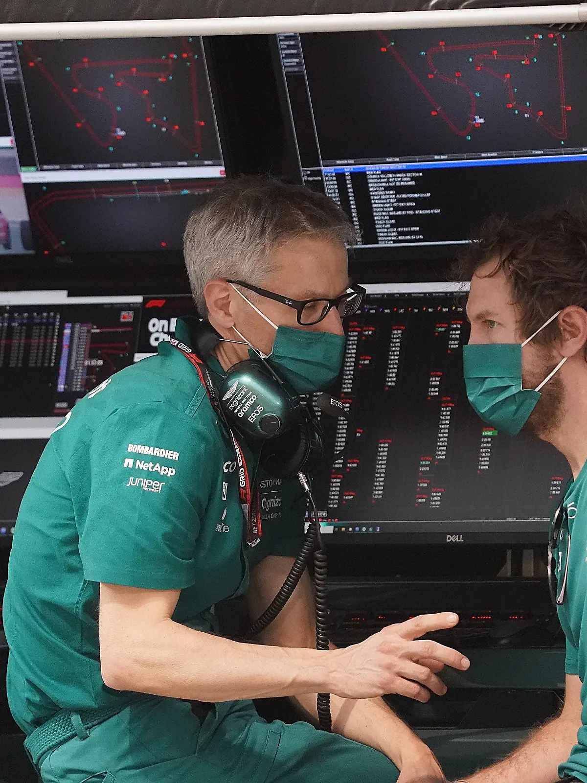 11.03.2022, Bahrain International Circuit, Sakhir, Formel 1 Testfahrten in Bahrain 2022 , im Bild Teamchef Mike Krack (Aston Martin), Sebastian Vettel (DEU), Aston Martin Aramco Cognizant Formula One Team