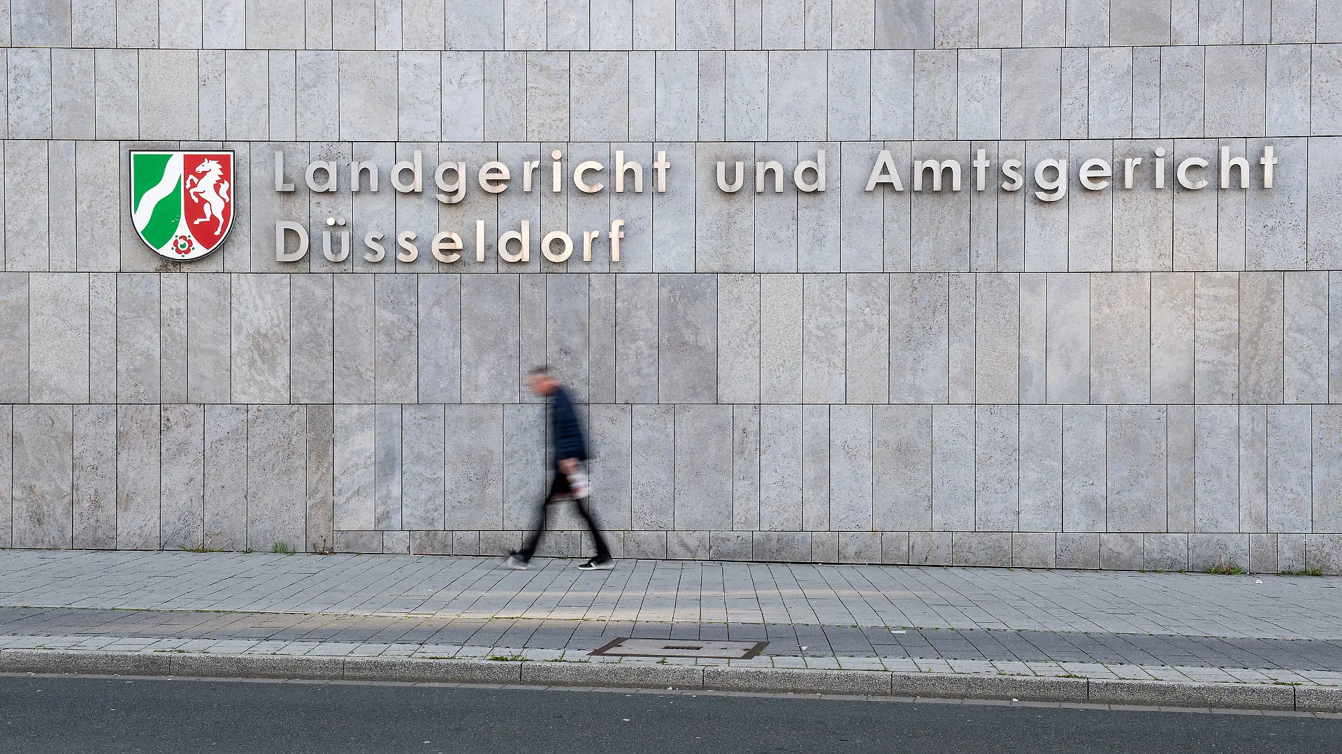 Ein Vater hat seine betrunkene Tochter vergewaltigt. Nun fällt in Düsseldorf sein Urteil. (Symbolbild)