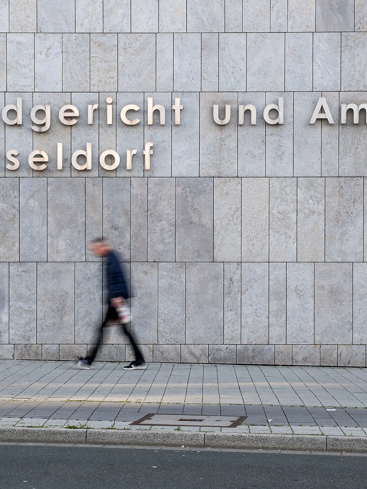 Ein Vater hat seine betrunkene Tochter vergewaltigt. Nun fällt in Düsseldorf sein Urteil. (Symbolbild)