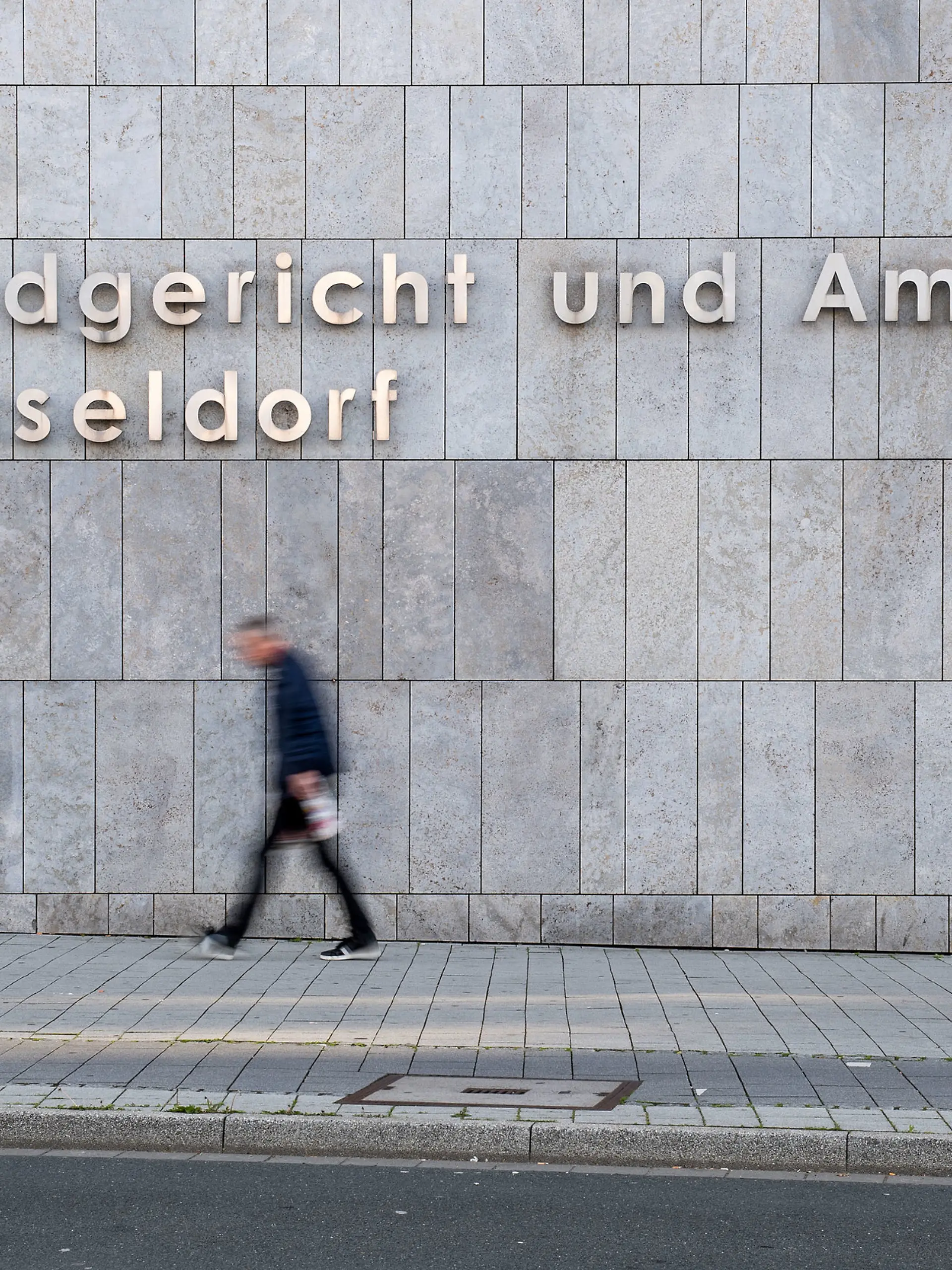 Ein Vater hat seine betrunkene Tochter vergewaltigt. Nun fällt in Düsseldorf sein Urteil. (Symbolbild)