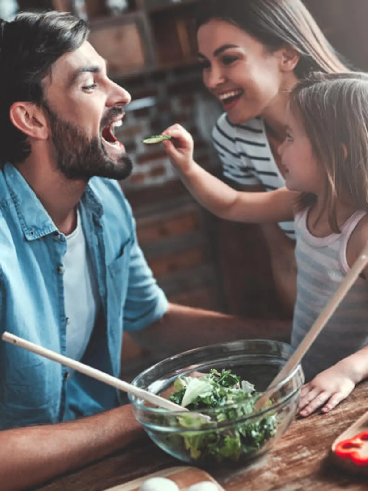 Junge Familie beim gemeinsamen Kochen.