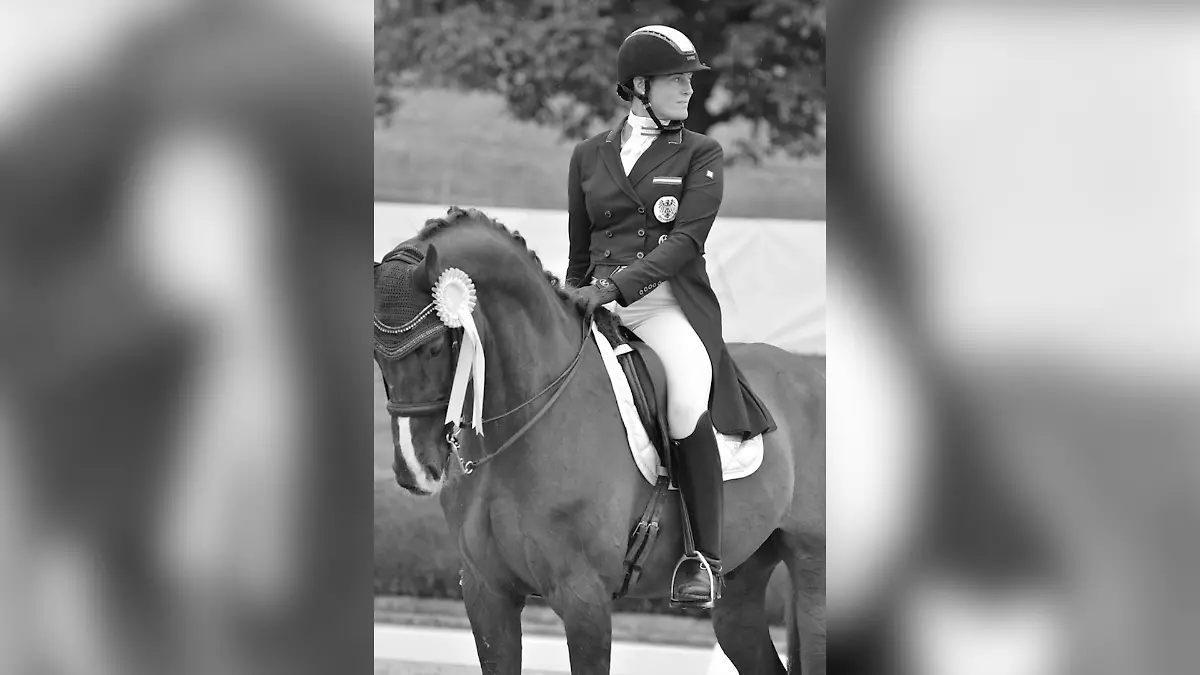 Dressur-Star Amanda Hartung mit ihrem einäugigen Partner Dresscode Black, den sie liebevoll „Pirat“ nannte.