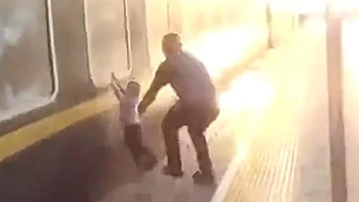 Eltern am Gleis unaufmerksam! Kleinkind fällt auf Schiene Polizist reagiert sofort