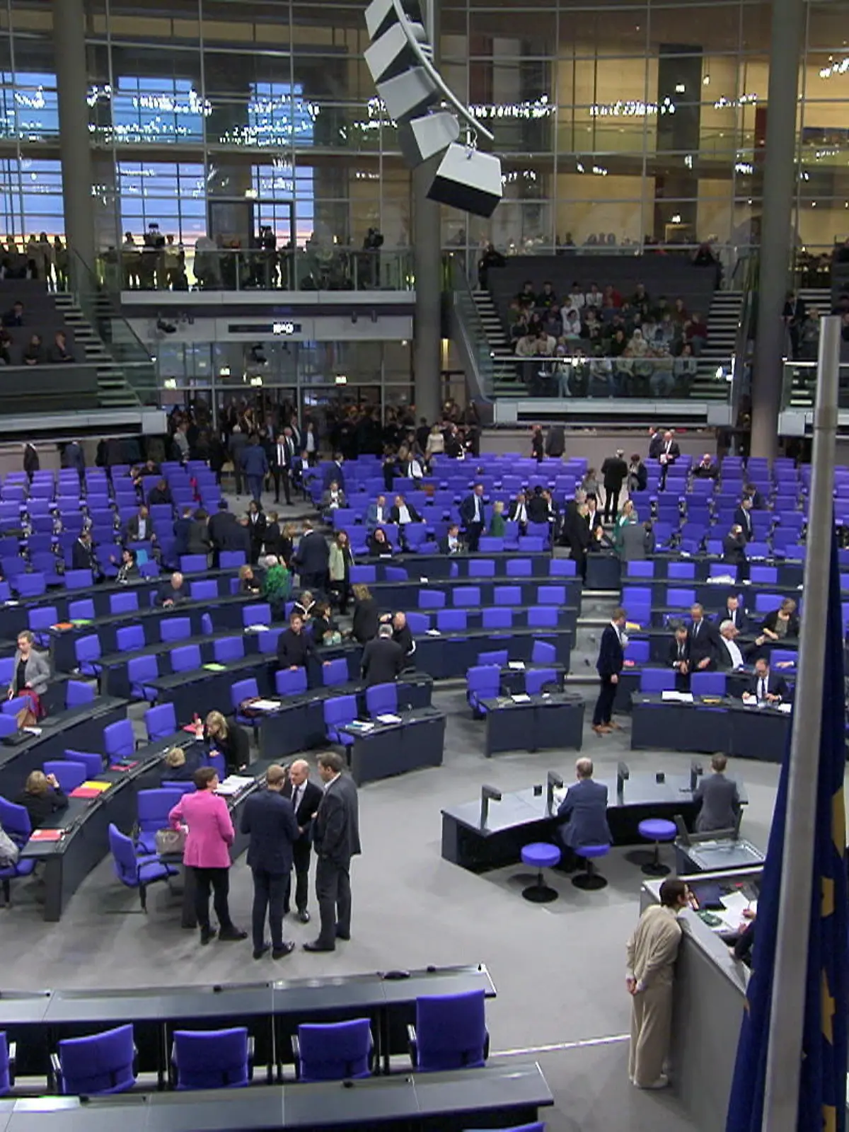Bild zu: "Bundestag stimmt Asylplänen zu"