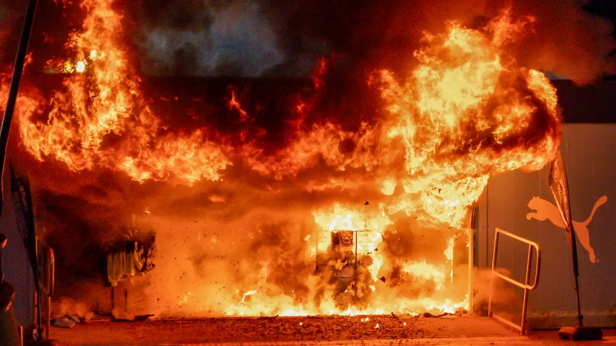 Das Feuer wütet vor dem Stadion in Manchester.