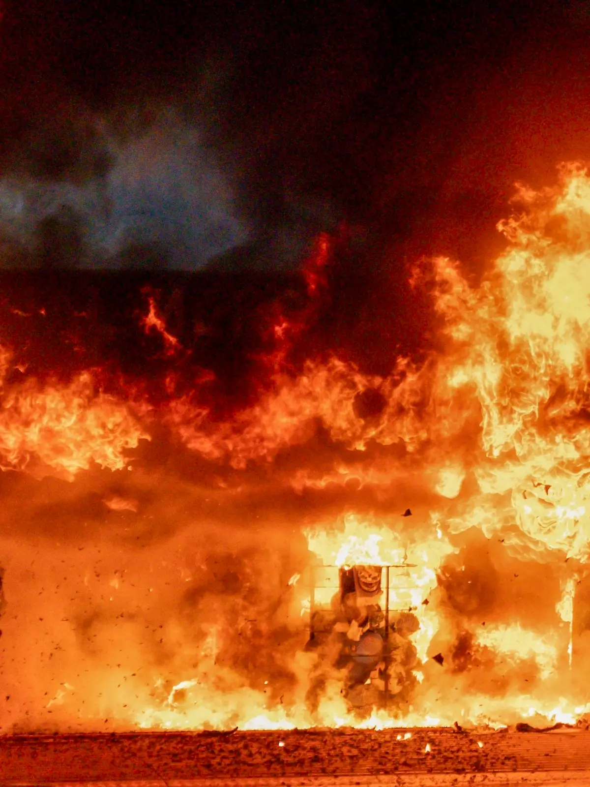 Das Feuer wütet vor dem Stadion in Manchester.