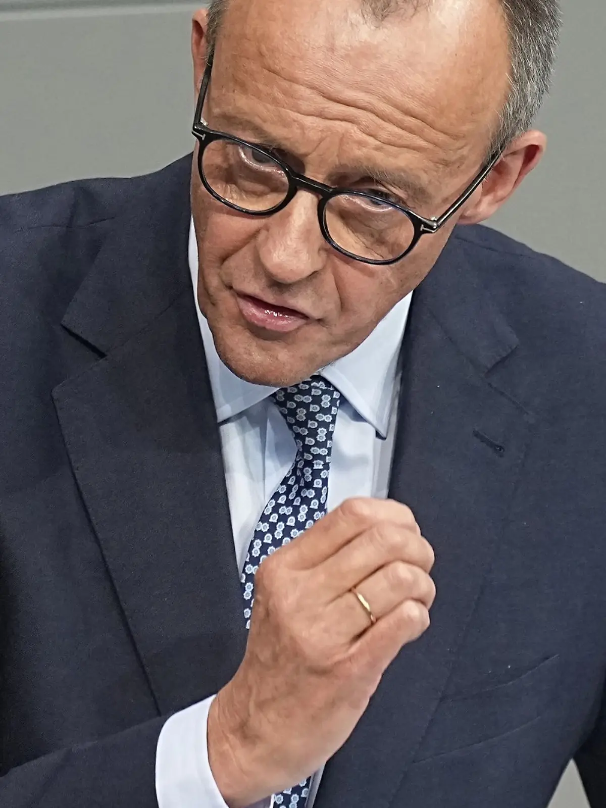 Bild zu: "Nach CDU-AfD-Antrag - Merz spaltet Deutschland "