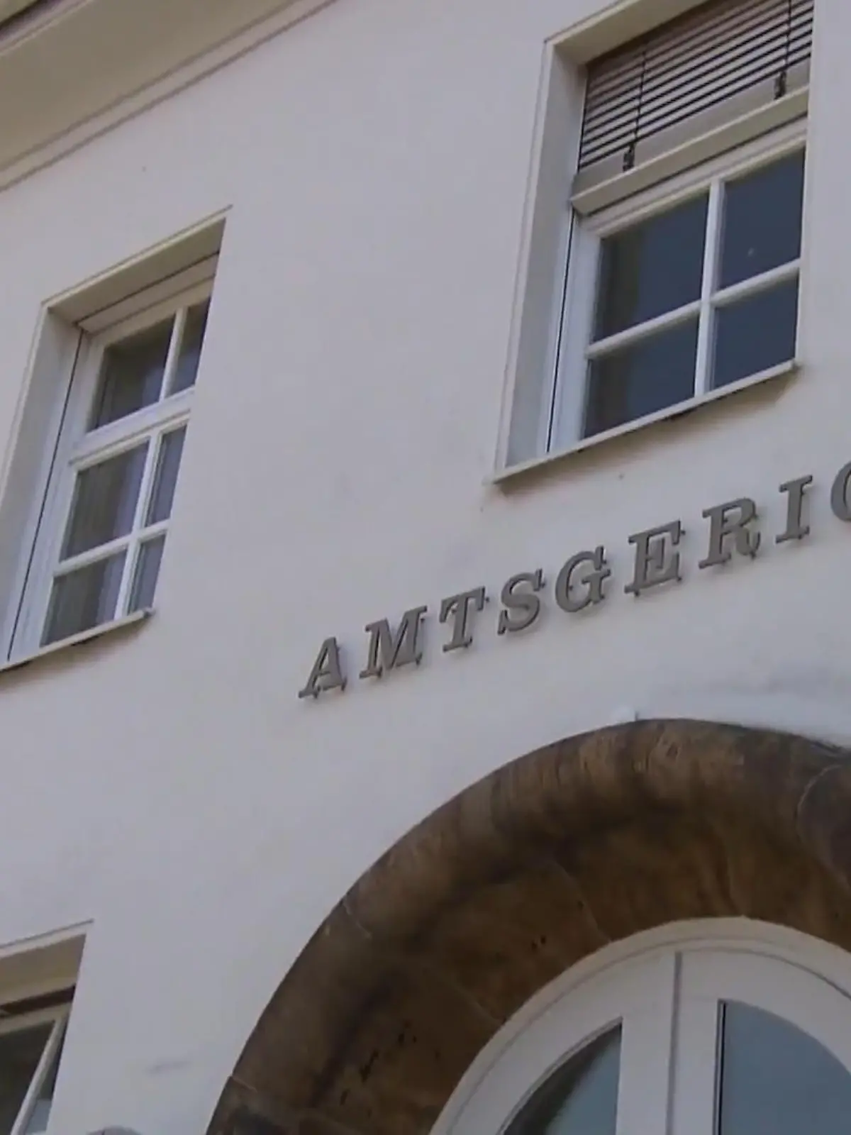 Bild zu: "Nachbarschaftsstreit vor Gericht"