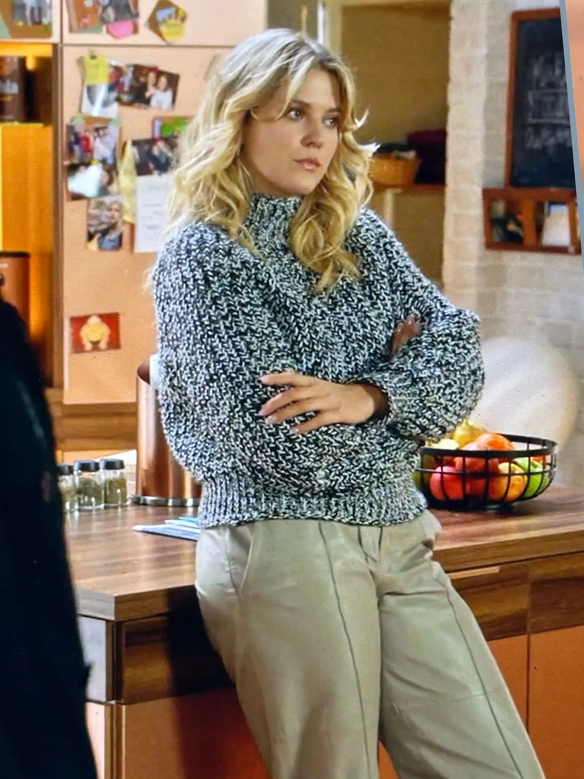 GZSZ-Alicia trägt grauen Rollkragenpullover.