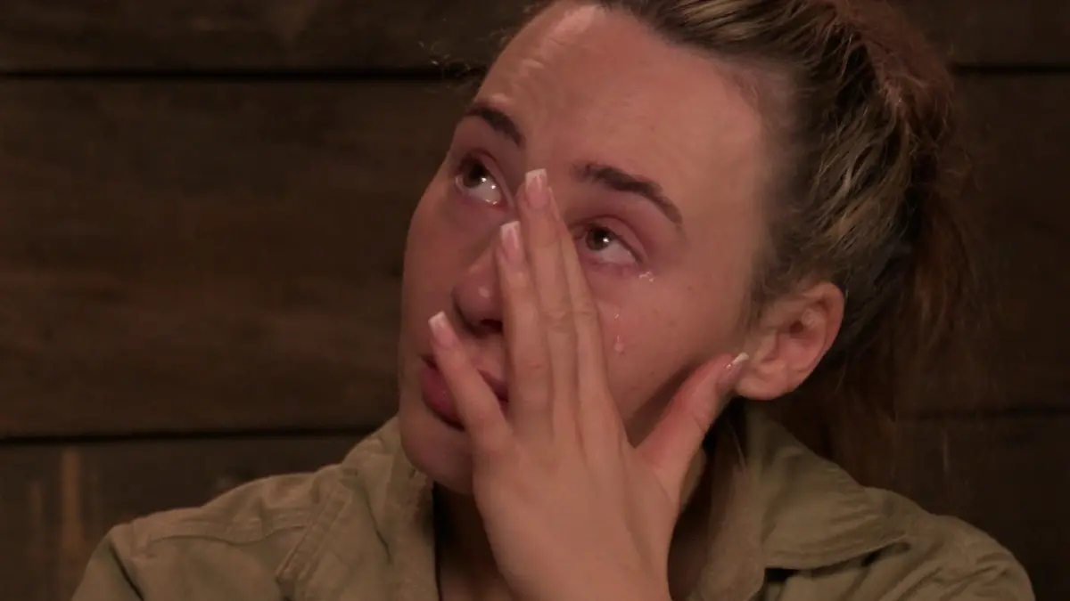 Alessia weint im Dschungeltelefon.jpg