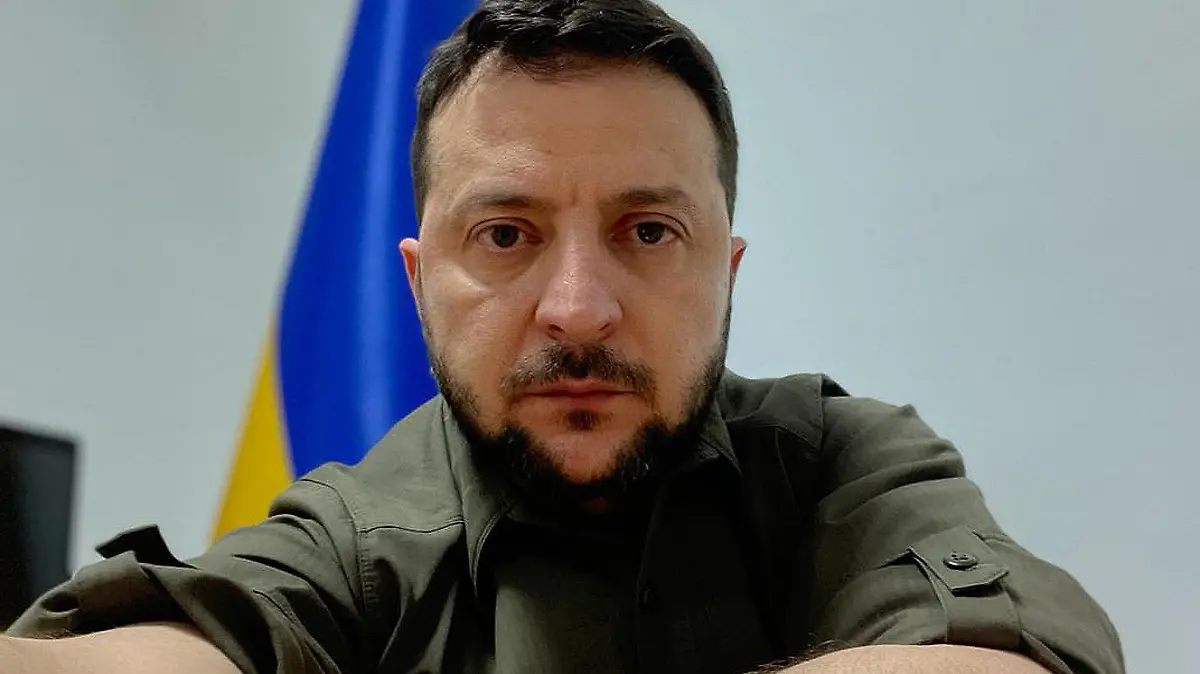 SCREENSHOT - 13.04.2022, Ukraine, Kiew: HANDOUT - Dieses vom Pressebüro des ukrainischen Präsidenten zur Verfügung gestellte Videostandbild zeigt Wolodymyr Selenskyj, Präsident der Ukraine, während einer Videobotschaft. In seiner Videobotschaft warnt der ukrainische Präsident davor, dass der Krieg ohne zusätzliche Waffen zu einem «endlosen Blutbad wird, das Elend, Leid und Zerstörung verbreitet». Foto: Ukrainian Presidency Press Offic/ZUMA Press Wire Service/dpa - ACHTUNG: Nur zur redaktionellen Verwendung und nur mit vollständiger Nennung des vorstehenden Credits +++ dpa-Bildfunk +++