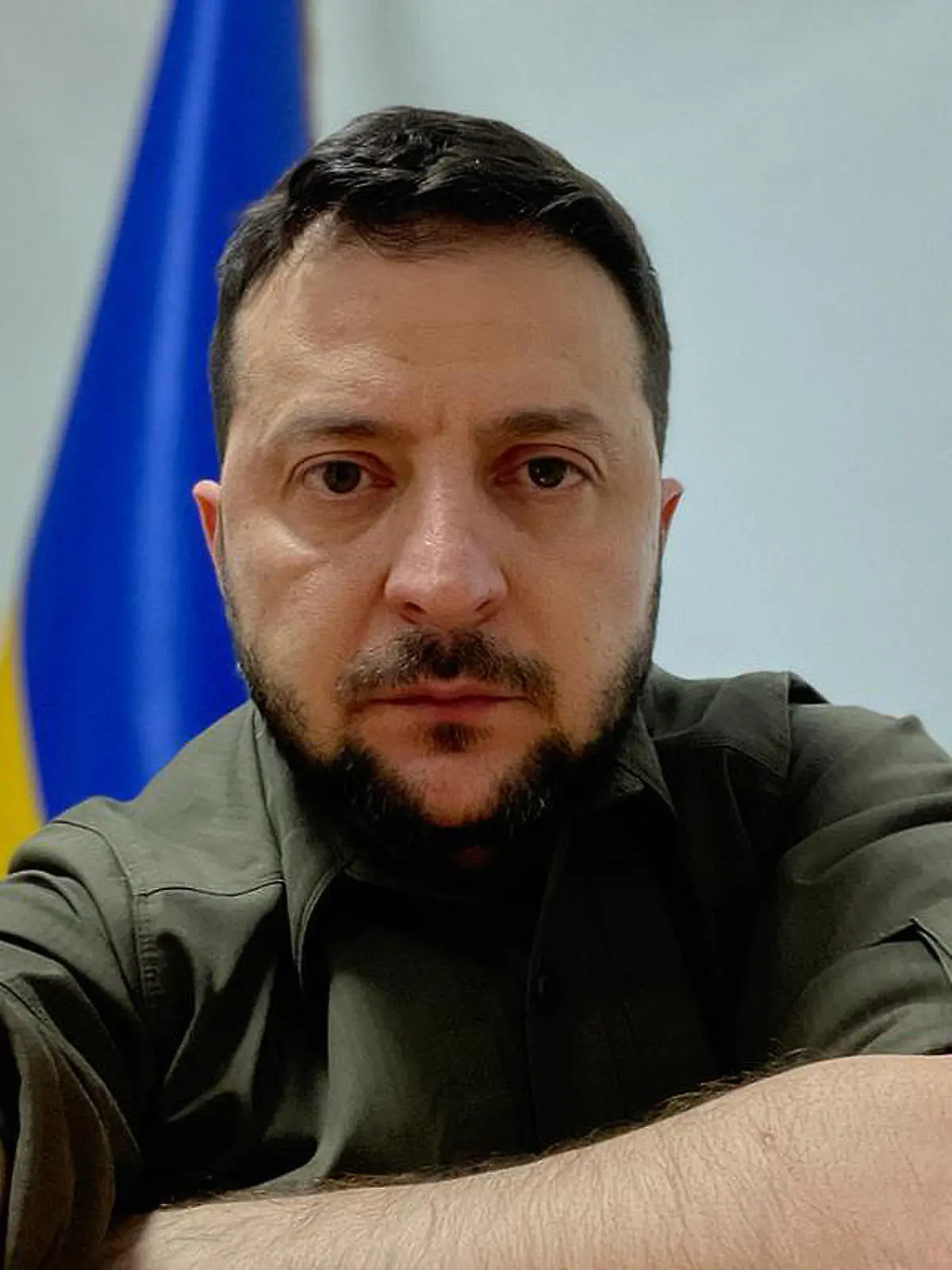 SCREENSHOT - 13.04.2022, Ukraine, Kiew: HANDOUT - Dieses vom Pressebüro des ukrainischen Präsidenten zur Verfügung gestellte Videostandbild zeigt Wolodymyr Selenskyj, Präsident der Ukraine, während einer Videobotschaft. In seiner Videobotschaft warnt der ukrainische Präsident davor, dass der Krieg ohne zusätzliche Waffen zu einem «endlosen Blutbad wird, das Elend, Leid und Zerstörung verbreitet». Foto: Ukrainian Presidency Press Offic/ZUMA Press Wire Service/dpa - ACHTUNG: Nur zur redaktionellen Verwendung und nur mit vollständiger Nennung des vorstehenden Credits +++ dpa-Bildfunk +++