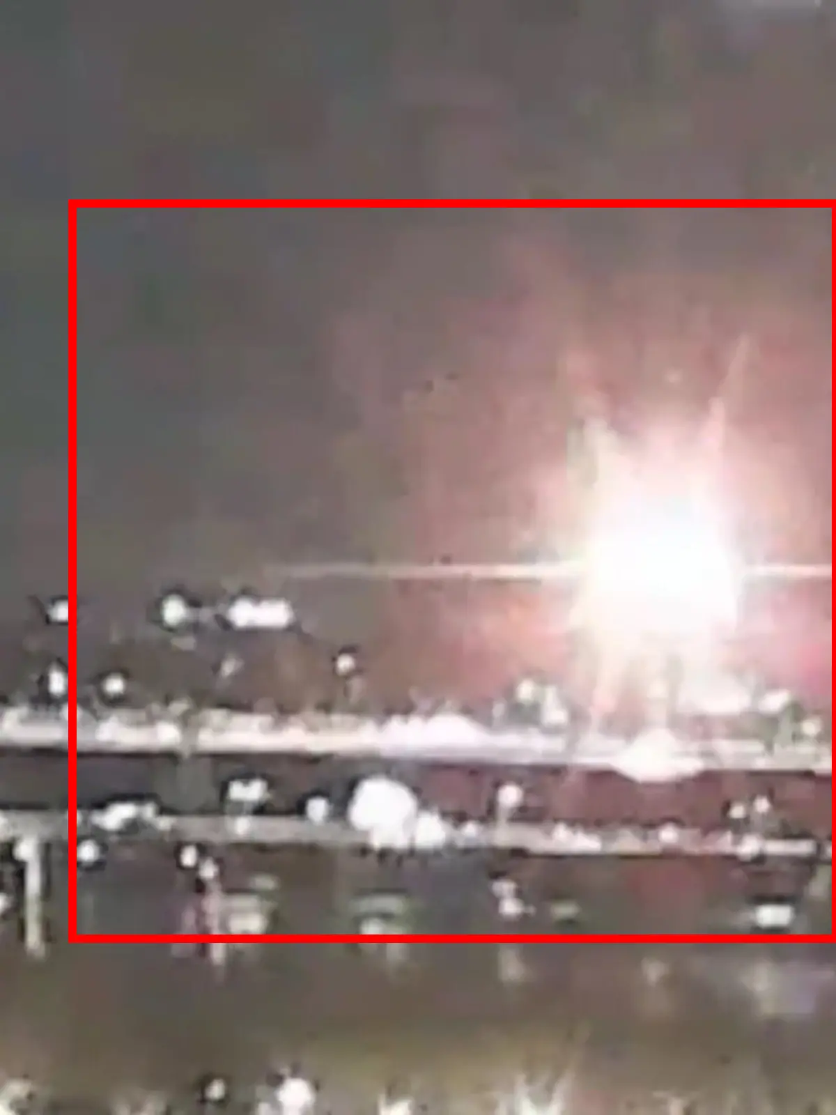 Ein riesiger Feuerball zeigt den Moment des Crashs zwischen einem Passagierflugzeug und einem Militärhubschrauber in Washington.