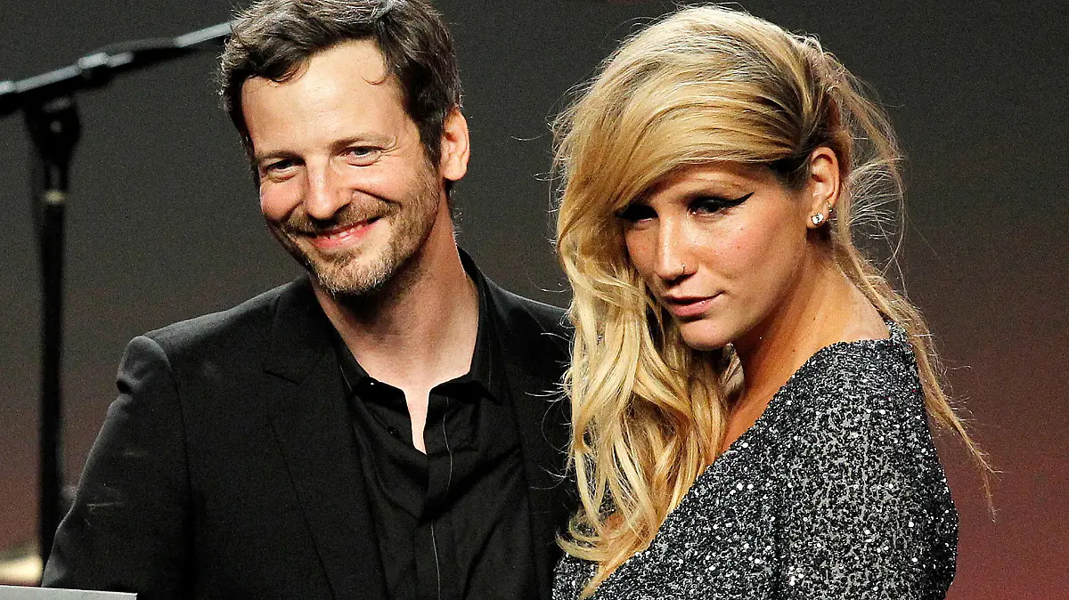 FILE PHOTO: Songwriter Lukasz Gottwald (L), better known as Dr. Luke, accept the Songwriter of the Year award from presenters Adam Lambert (not shown) and Kesha (R) at the 28th annual ASCAP (American Society of Composers, Authors and Publishers) Pop Music Awards in Hollywood, California, U.S. on April 27, 2011.  REUTERS/Mario Anzuoni/File Photo