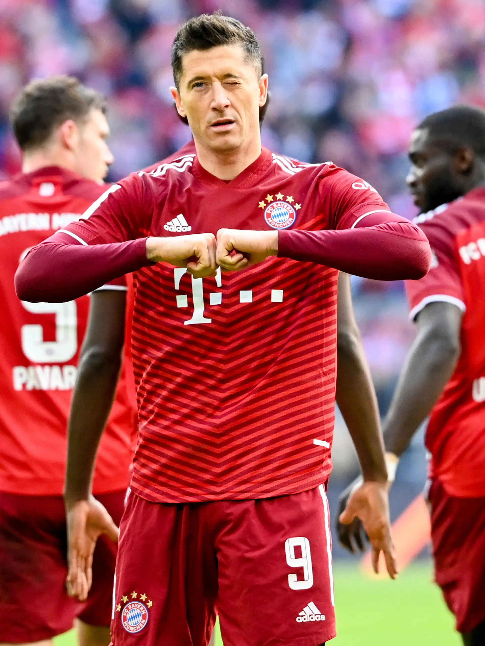 Fußball: Bundesliga, Bayern München - FC Augsburg, 29. Spieltag, Allianz Arena. Münchens Robert Lewandowski jubelt über seinen Treffer zum 0:1.WICHTIGER HINWEIS: Gemäß den Vorgaben der DFL Deutsche Fußball Liga bzw. des DFB Deutscher Fußball-Bund ist es untersagt, in dem Stadion und/oder vom Spiel angefertigte Fotoaufnahmen in Form von Sequenzbildern und/oder videoähnlichen Fotostrecken zu verwerten bzw. verwerten zu lassen.