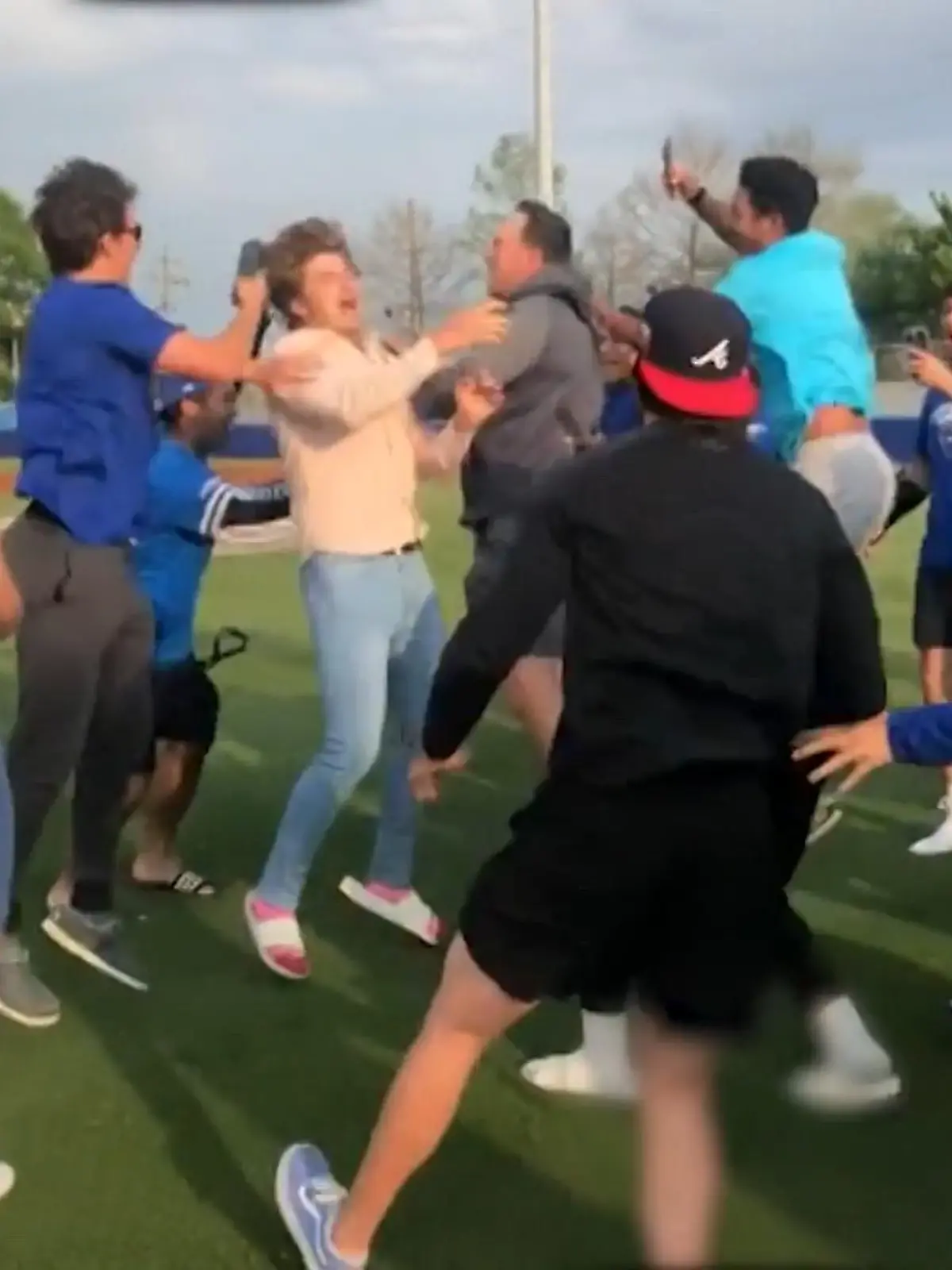 Gender-Reveal-Partys sind vor allem in den USA ein großer Hit: Was wird das ungeborene Kind wohl sein - ein Mädchen oder ein Junge? Dieses Paar bekommt einen Jungen, wie der blaue Rauch der Kanone unschwer erkennen lässt. Doch der angehende Vater feiert nur mit seinen Kumpels, während seine Freundin nur daneben steht.