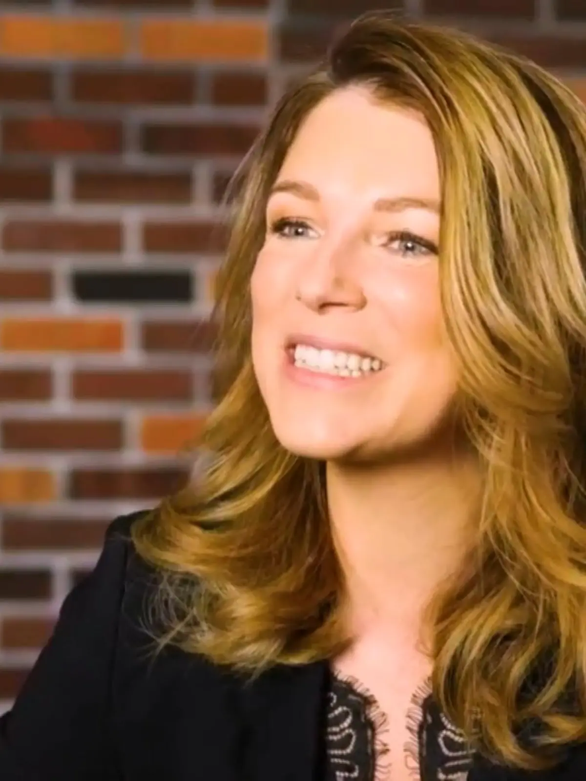 Heiß, heißer, Iris Mareike Steen! Im zarten Alter von 23 Jahren hat sich der GZSZ-Star zum ersten Mal für den „PLAYBOY“ ausgezogen. Nun lässt sie erneut die Hüllen für das Männermagazin fallen. Die 30-Jährige ist stolz auf ihren Körper, wie sie im „PLAYBOY“-Interview sagt: „Ich bin inzwischen ganz glücklich mit meinen Kurven.“ Die heißen Bilder der Schauspielerin gibt’s oben im Video. Da erklärt Iris Mareike auch, was ihr Ehemann Kevin davon hält.