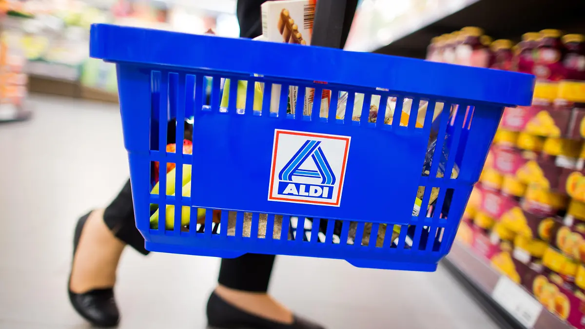 ARCHIV - Eine Frau hält am 20.09.2016 in einem neu gestalteten Ladenlokal von Aldi Nord in Gladbeck (Nordrhein-Westfalen) einen Einkaufskorb mit dem Logo. Das OVG Schleswig verhandelt am 23.11.2017 in einem Berufungsverfahren im Rechtsstreit um den Einfluss bei Aldi Nord. Foto: Rolf Vennenbernd/dpa +++(c) dpa - Bildfunk+++