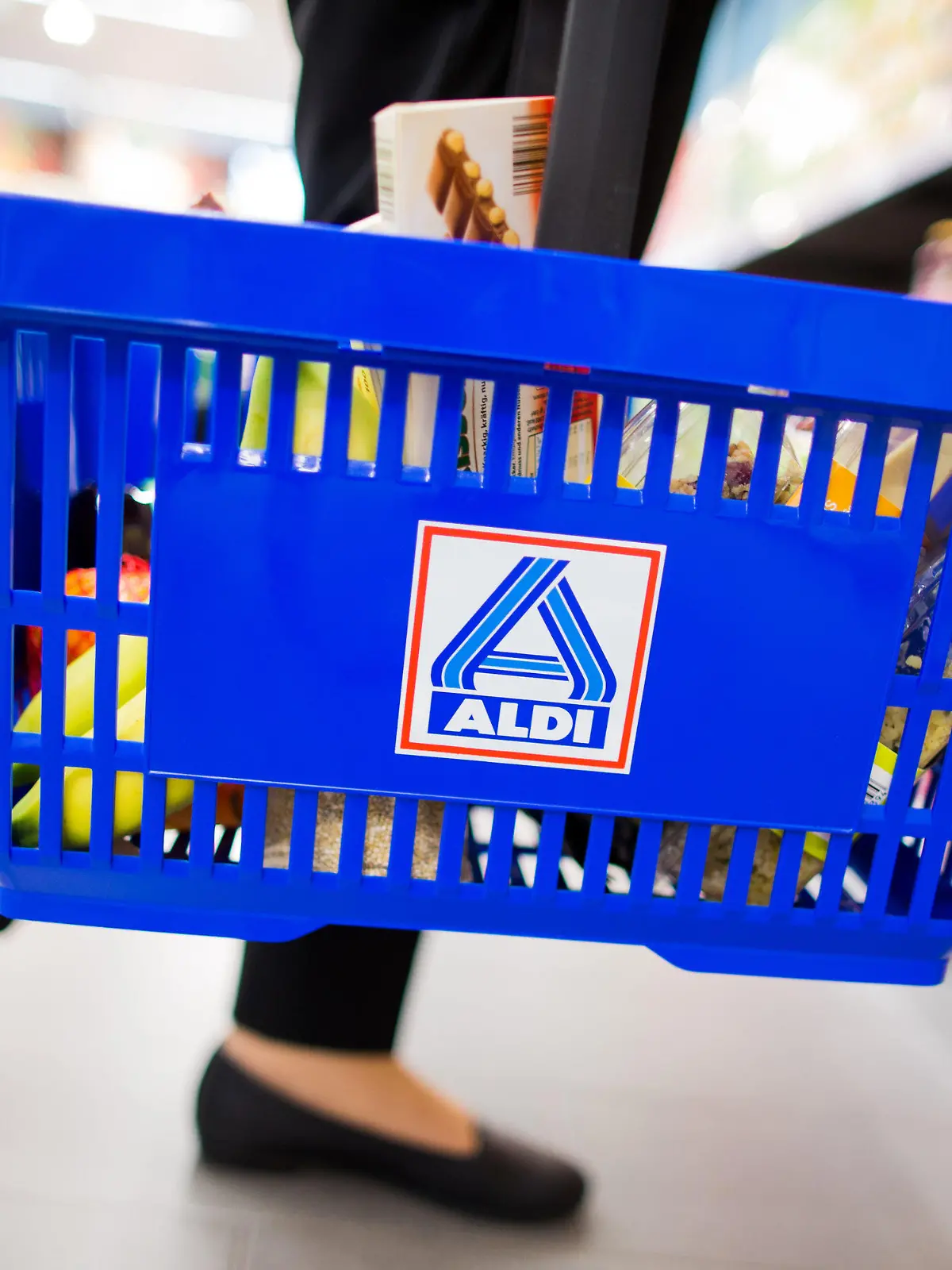 ARCHIV - Eine Frau hält am 20.09.2016 in einem neu gestalteten Ladenlokal von Aldi Nord in Gladbeck (Nordrhein-Westfalen) einen Einkaufskorb mit dem Logo. Das OVG Schleswig verhandelt am 23.11.2017 in einem Berufungsverfahren im Rechtsstreit um den Einfluss bei Aldi Nord. Foto: Rolf Vennenbernd/dpa +++(c) dpa - Bildfunk+++
