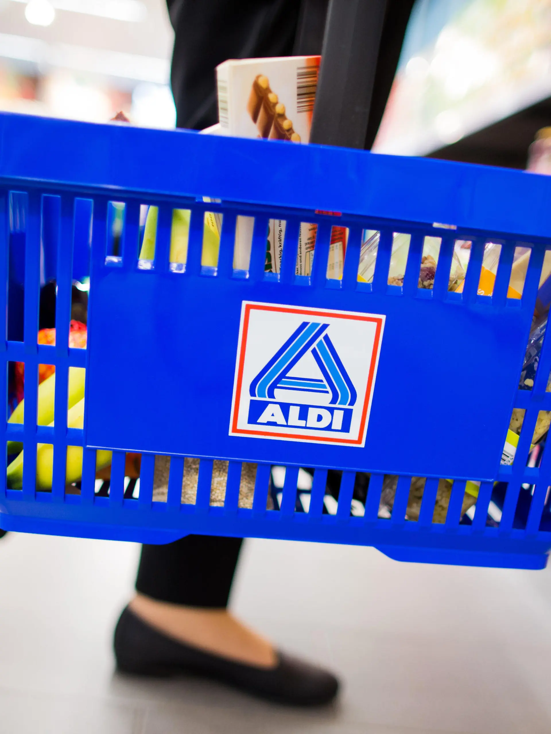 ARCHIV - Eine Frau hält am 20.09.2016 in einem neu gestalteten Ladenlokal von Aldi Nord in Gladbeck (Nordrhein-Westfalen) einen Einkaufskorb mit dem Logo. Das OVG Schleswig verhandelt am 23.11.2017 in einem Berufungsverfahren im Rechtsstreit um den Einfluss bei Aldi Nord. Foto: Rolf Vennenbernd/dpa +++(c) dpa - Bildfunk+++