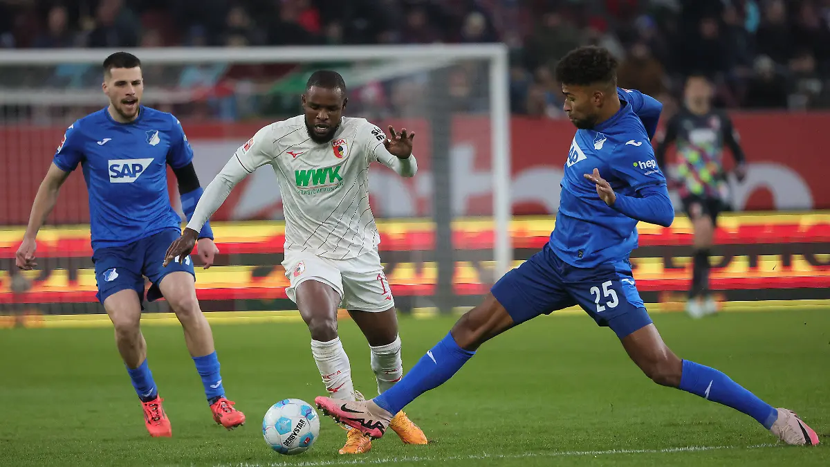 Das Duell zwischen dem FC Augsburg und der TSG Hoffenheim wird von einem Böllerwurf überschattet.