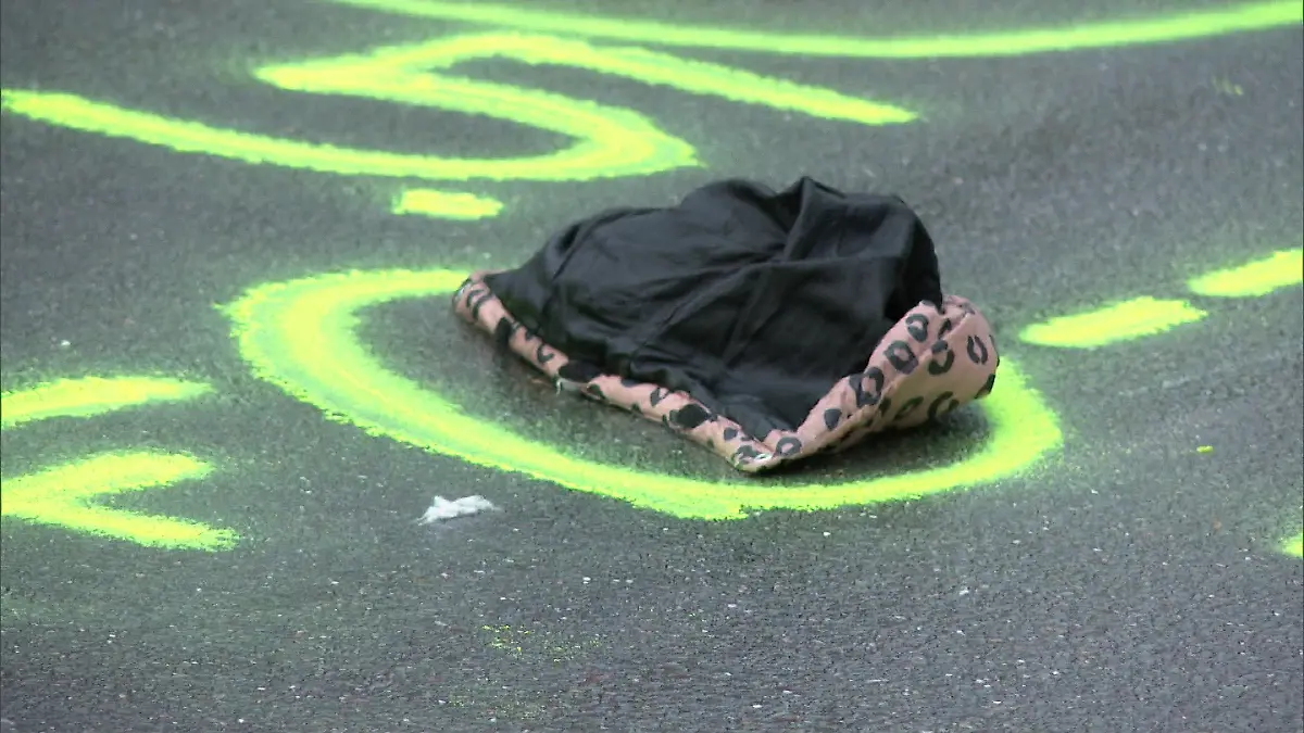 Teile der Kleidung des tödlich verletzten Mädchens liegen auf der Straße.