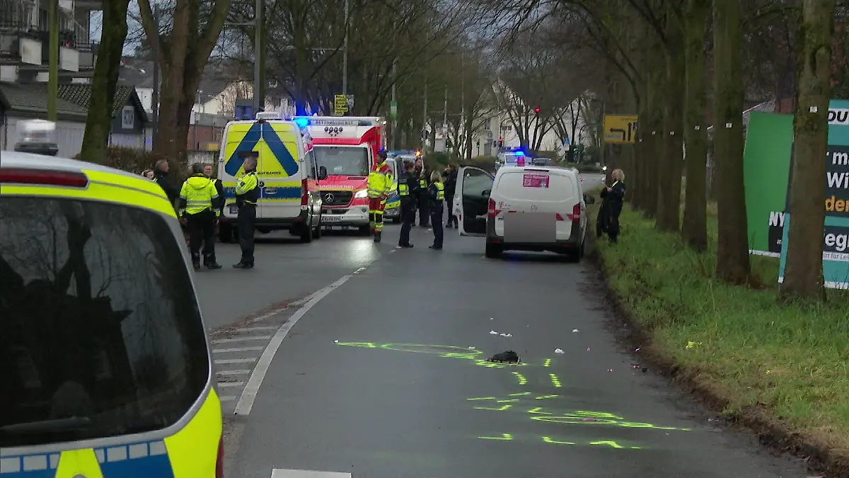 Die Polizei hat die Unfallstelle in Leverkusen-Opladen abgesperrt.