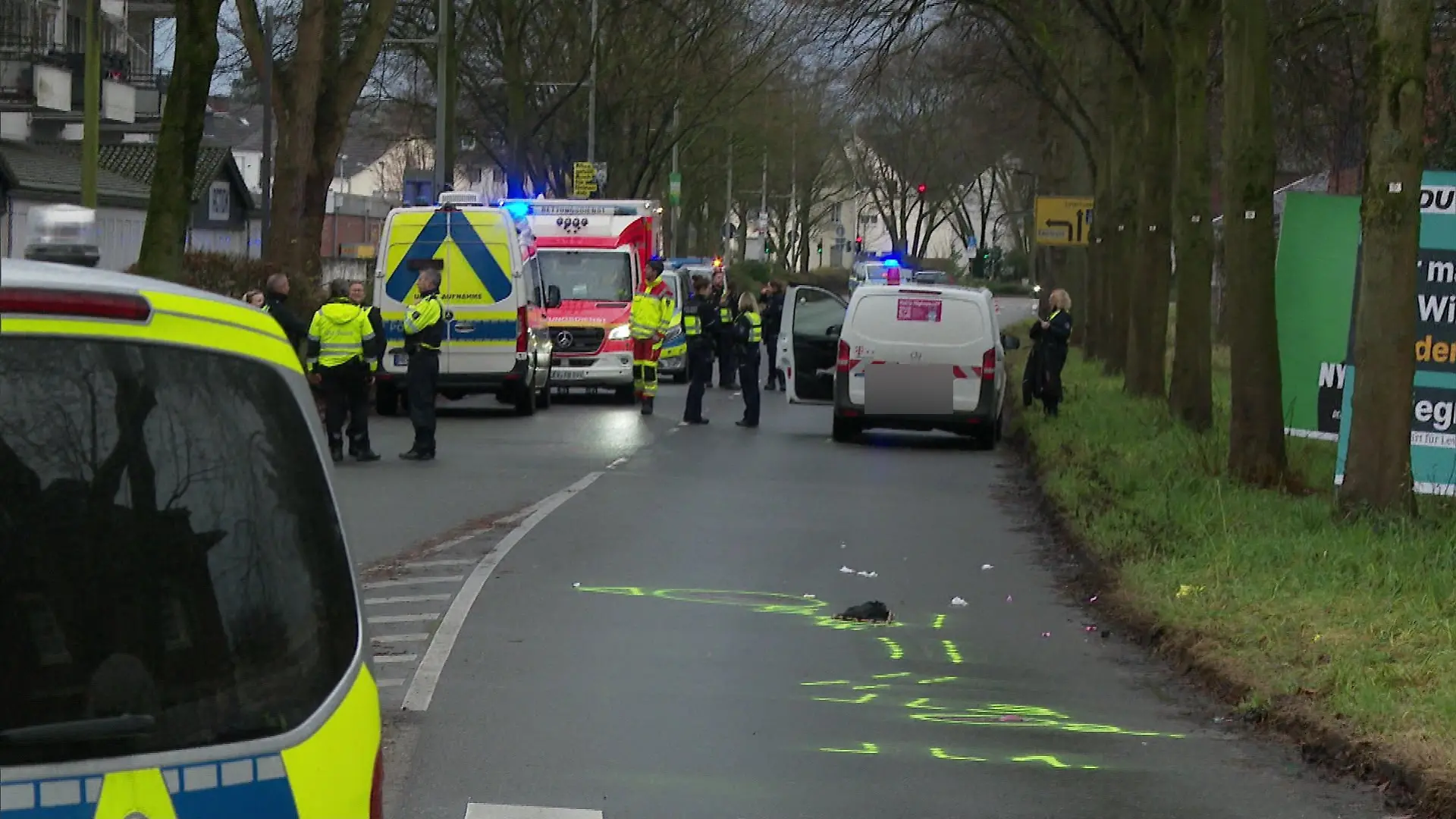 Die Polizei hat die Unfallstelle in Leverkusen-Opladen abgesperrt.