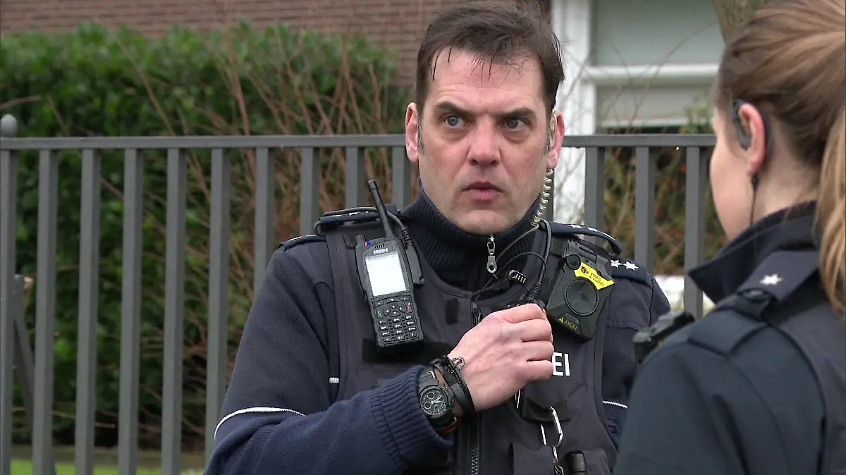 Polizist Thorsten Urbaniak und seine Kollegen ermitteln, wie es zu dem tödlichen Unfall in Leverkusen gekommen ist.