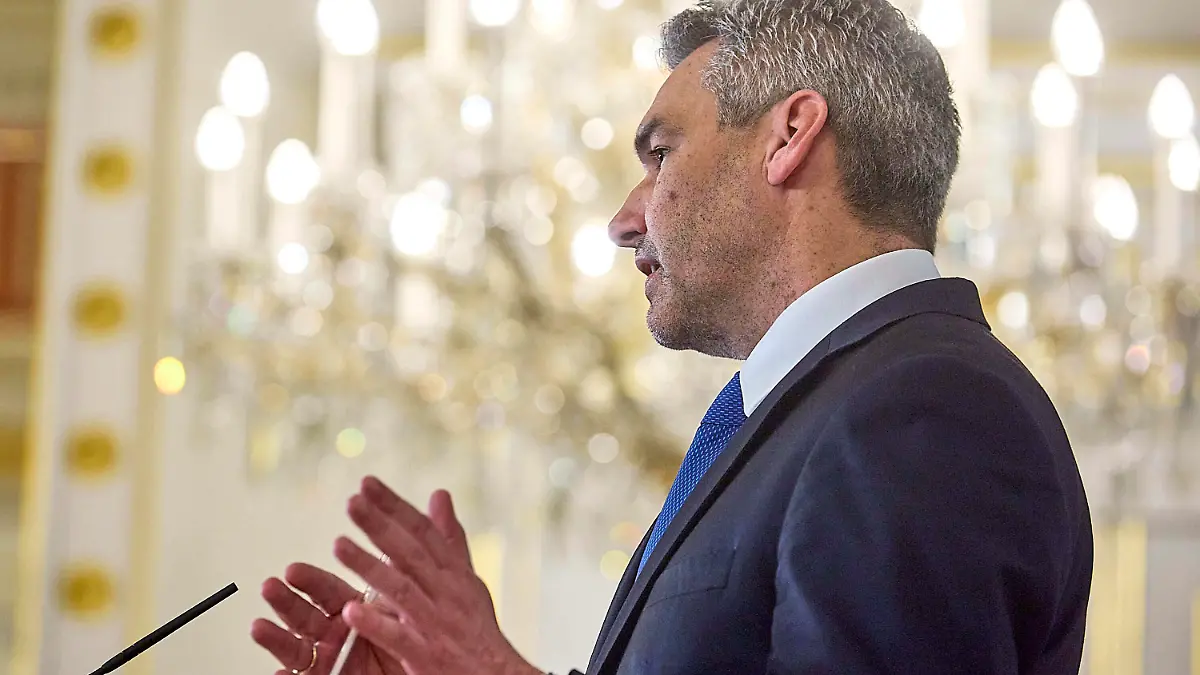 - Wien 22.02.2022- Corona-Krise - Im Anschluss an die heutige Sitzung des österreichischen Sicherheitsrates zur Kriegsgefahr zwischen der Ukraine und Russland gab der österreichische Bundeskanzler Karl Nehammer ÖVP eine Pressekonferenz zum aktuellen Stand. PHOTO: Bundeskanzler Karl Nehammer ÖVP während der PK. // Vienna AUSTRIA Covid crisis - Following today s meeting of the Austrian Security Council on the threat of war between Ukraine and Russia, Austrian Chancellor Karl Nehammer ÖVP gave a press conference on the current status. PHOTO: Chancellor Karl Nehammer ÖVP during the PC. Beratungen zur Situation in der Ukrainekrise *** Vienna 22 02 2022 Corona crisis Following today s meeting of the Austrian Security Council on the t PUBLICATIONxNOTxINxAUT