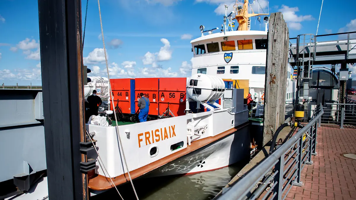 02.04.2022, Niedersachsen, Norddeich: Das Fährschiff ·Frisia IX· der AG Reederei Norden-Frisia wird im Hafen für die Überfahrt nach Juist beladen. Am 04.04.2022 beginnen in Niedersachsen, Bremen und Schleswig-Holstein die Osterferien, schon an diesem Wochenende werden an der Küste viele Touristen erwartet. Foto: Hauke-Christian Dittrich/dpa +++ dpa-Bildfunk +++