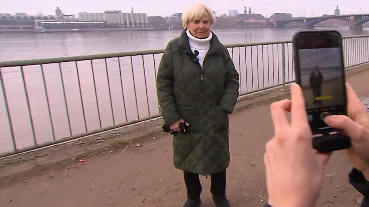 Influencerin mit 90! Rosi erobert Instagram Ohne eigenes Smartphone