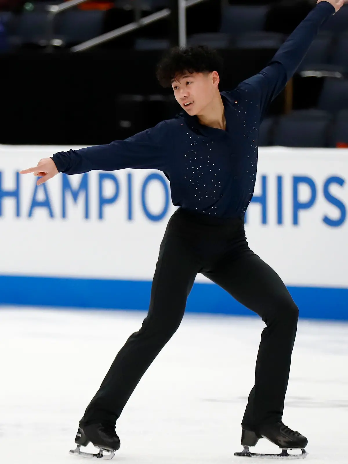 Jon Maravilla während eines Wettkampfs bei den US-Eiskunstlaufmeisterschaften in der Kür der Junioren.