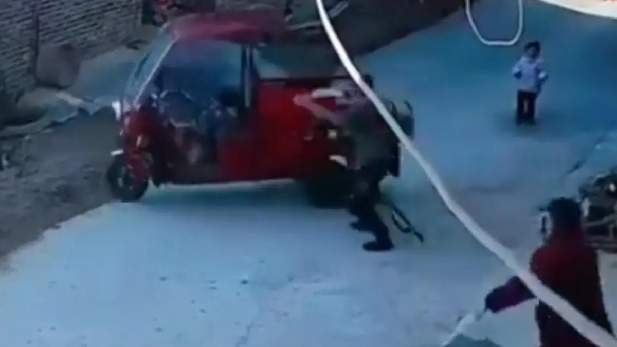 Mit Vollgas in den Teich! Enkelin (3) klaut Tuk-Tuk Den Fehler bereut Opa!