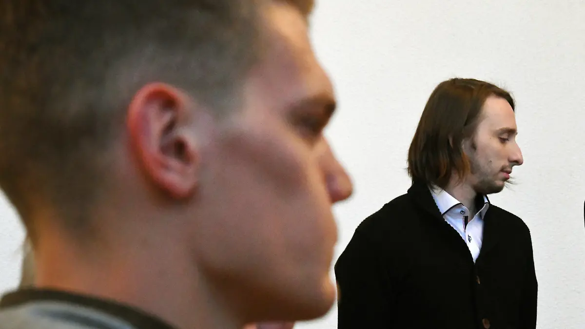 18.04.2018, Nordrhein-Westfalen, Dortmund: Matthias Ginter (l), ehemaliger Fußball-Profi bei Borussia Dortmund,steht vor dem Angeklagten Sergej W. im Gerichtssaal des Landgerichts. Im Prozess um den Anschlag auf die Mannschaft des BVB hat das Landgericht den Spieler als Zeugen geladen. Ginter saß im Mannschaftsbus, als um April 2017 drei Sprengsätze detonierten. Foto: Ina Fassbender/dpa +++ dpa-Bildfunk +++
