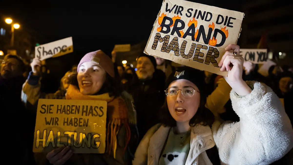Gegen 19.00 Uhr demonstrierten rund 6.000 Menschen vor der CDU-Zentrale.