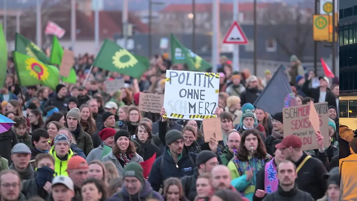 Tausende Menschen demonstrieren vor CDU-Zentrale Tabubruch im Bundestag