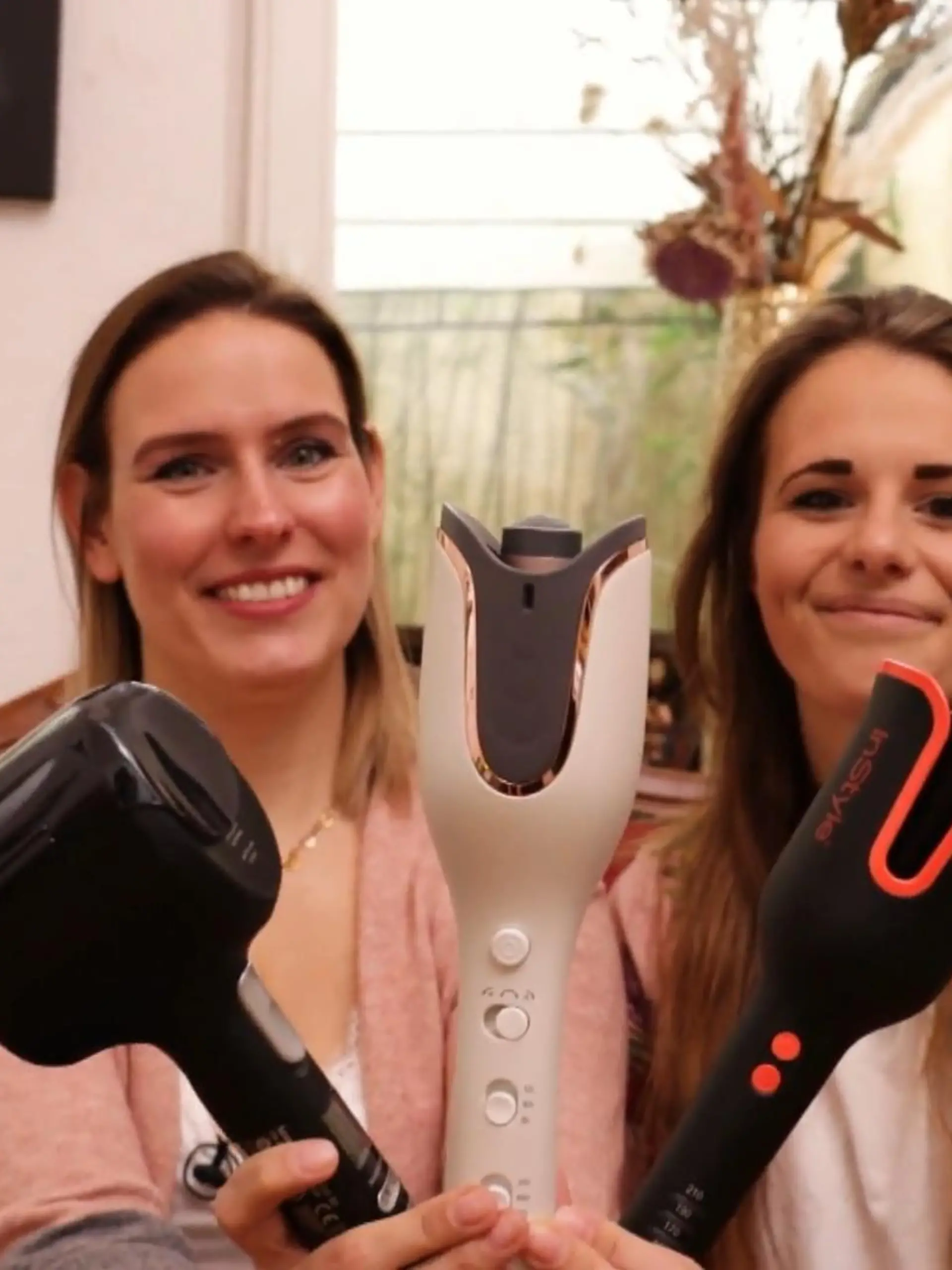 Unsere zwei Testerinnen lassen sogenannte Auto-Curler an ihre Haare. Die moderne Variante der Lockenstäbe saugen die Haare von selbst ein und formen eine feine Locke. So die Theorie, aber wie sieht es in echt aus? Wir testen Discounter Ware gegen Markenprodukt.
