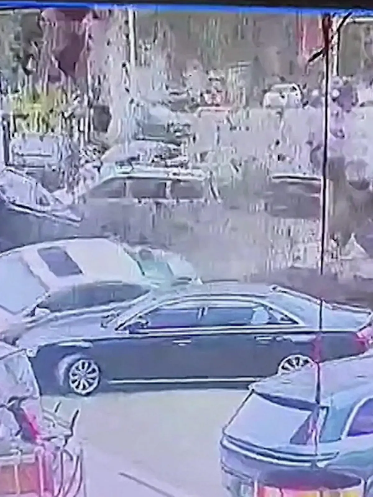 Bild zu: "Junge jagt kompletten Parkplatz in die Luft"