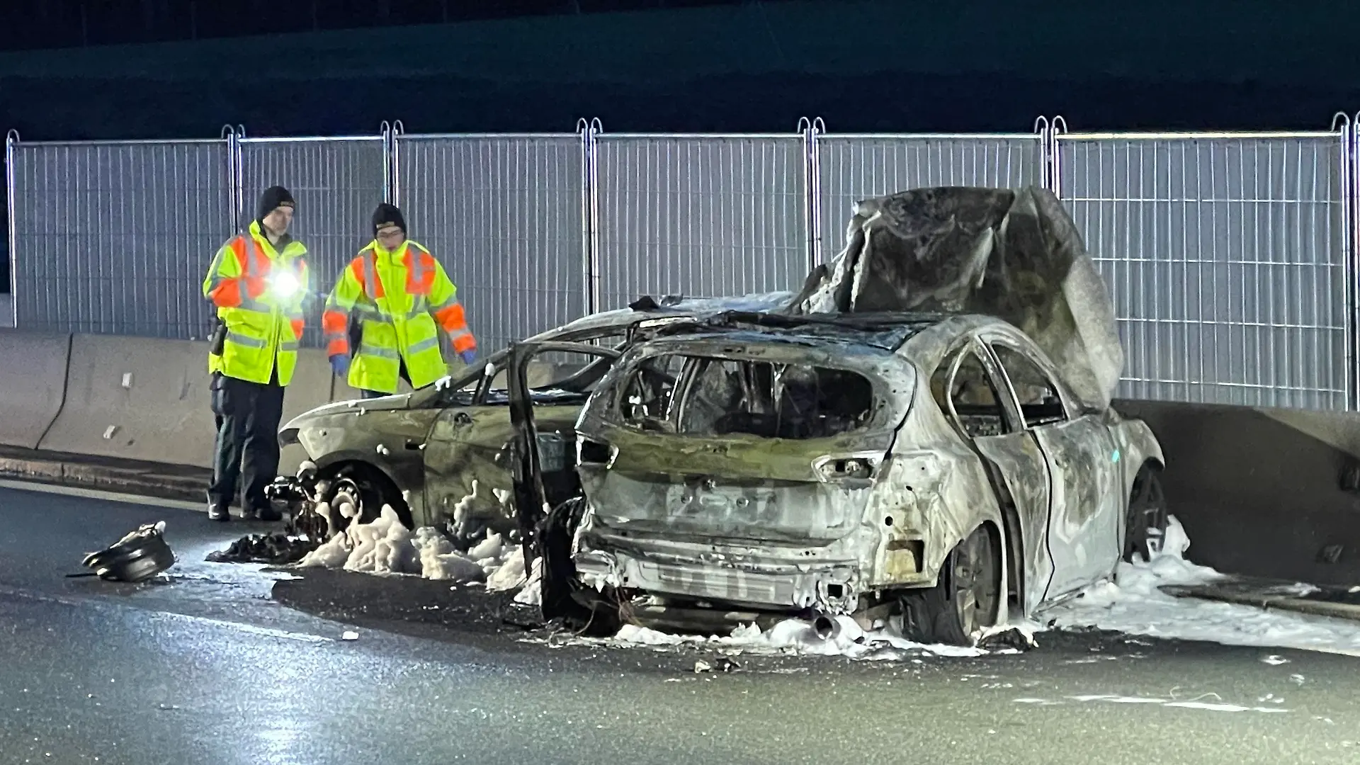 Redaktioneller Hinweis: Leichen bitte pixeln!Am Sonntagnachmittag (10.04.2022) kam es auf der A9 zwischen Gefrees (Lkr. Bayreuth) und Münchberg-Süd zu einem folgenschweren Verkehrsunfall. Ein auf dem linken Fahrstreifen fahrendes Auto, das in Richtung Leipzig unterwegs war, geriet aus bislang ungeklärter Ursache ins Schleudern und rammte das auf dem rechten Fahrstreifen fahrendes Fahrzeug. Daraufhin gerieten beide Fahrzeuge ins Schleudern und kamen kurz darauf auf der Fahrbahn zum Stehen.Die Fahrzeuge fingen kurz nach dem Zusammenstoß Feuer und brannten komplett aus. Der Unfallverursacher konnte sich noch aus dem brennenden Auto befreien. Er kam schwerverletzt in ein Krankenhaus. Der Fahrer des zweiten Autos, sowie die Beifahrerin konnten sich nicht mehr rechtzeitig aus dem Fahrzeug befreien. Beide Personen verbrannten in dem verunfallten Fahrzeug bis hin zur Unkenntlichkeit. Im Zeitraum der Lösch- und Aufräumarbeiten war die Richtungsfahrbahn komplett gesperrt. Vor Ort waren neben einem Gutachter auch die Staatsanwaltschaft sowie ein Team der Psychosozialen Notfallversorgung, das die Einsatzkräfte und die Ersthelfer unterstützte. Foto: NEWS5 / Fricke Weitere Informationen... https://www.news5.de/news/news/read/23268