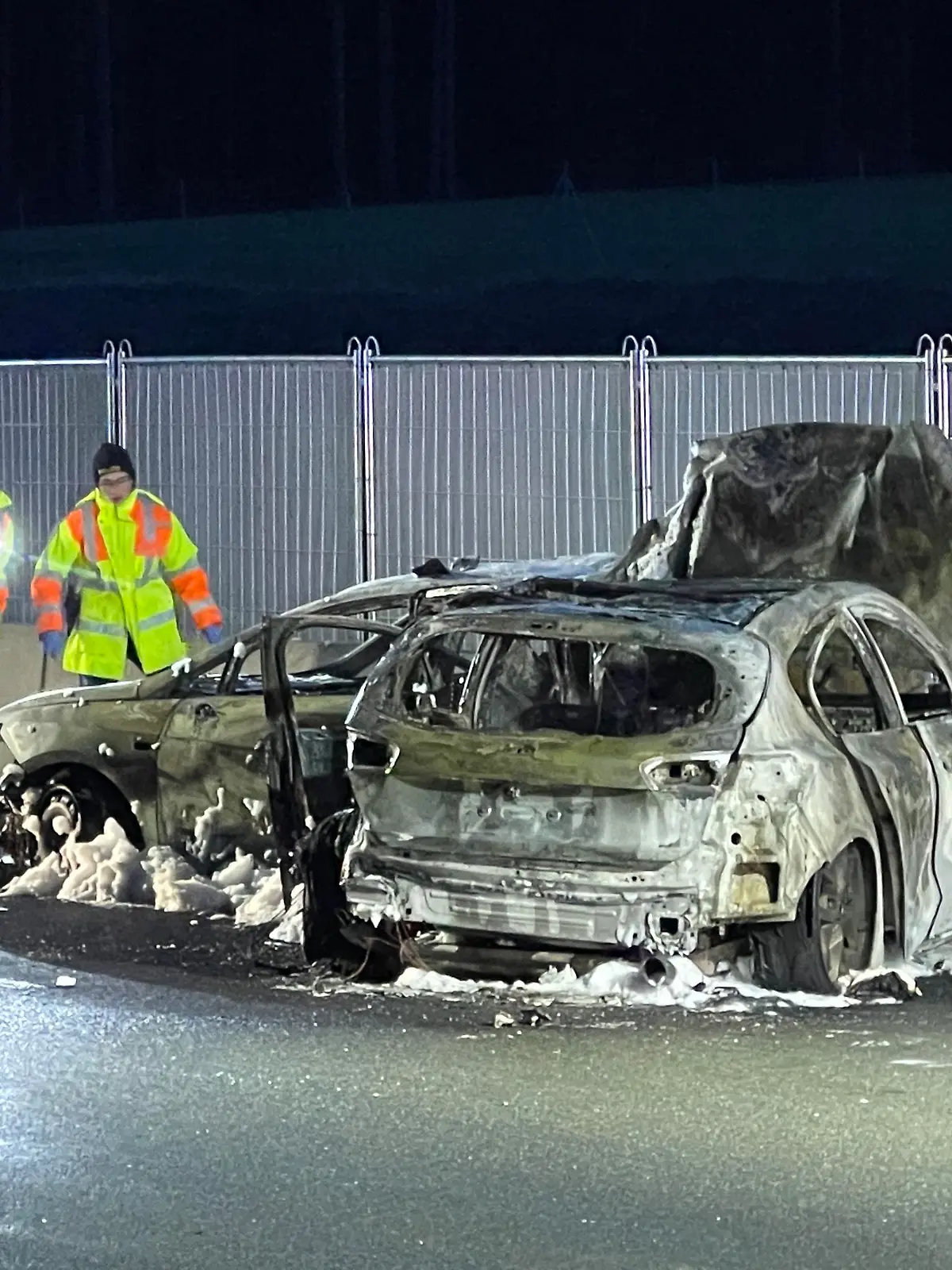 Redaktioneller Hinweis: Leichen bitte pixeln!Am Sonntagnachmittag (10.04.2022) kam es auf der A9 zwischen Gefrees (Lkr. Bayreuth) und Münchberg-Süd&nbsp;zu einem folgenschweren Verkehrsunfall. Ein auf dem linken Fahrstreifen fahrendes Auto, das in Richtung Leipzig unterwegs war, geriet aus bislang ungeklärter Ursache ins Schleudern und rammte das auf dem rechten Fahrstreifen fahrendes Fahrzeug. Daraufhin gerieten beide Fahrzeuge ins Schleudern und kamen kurz darauf auf der Fahrbahn zum Stehen.Die Fahrzeuge fingen kurz nach dem Zusammenstoß Feuer und brannten komplett aus. Der Unfallverursacher konnte sich noch aus dem brennenden Auto befreien. Er kam schwerverletzt in ein Krankenhaus. Der Fahrer des zweiten Autos, sowie die Beifahrerin konnten sich nicht mehr rechtzeitig aus dem Fahrzeug befreien. Beide Personen verbrannten in dem verunfallten Fahrzeug bis hin zur Unkenntlichkeit. Im Zeitraum der Lösch- und Aufräumarbeiten war die Richtungsfahrbahn komplett gesperrt. Vor Ort waren neben einem Gutachter auch die Staatsanwaltschaft sowie ein Team der Psychosozialen Notfallversorgung, das die Einsatzkräfte und die Ersthelfer unterstützte. Foto: NEWS5 / Fricke Weitere Informationen... https://www.news5.de/news/news/read/23268