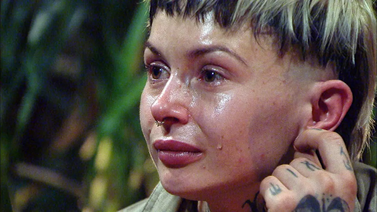 Im Gespräch mit Alessia erklärt sich Edith Stehfest unter Tränen: „Mein Kopf kann nicht leveln! Ich höre immer alles permanent gleichzeitig.”