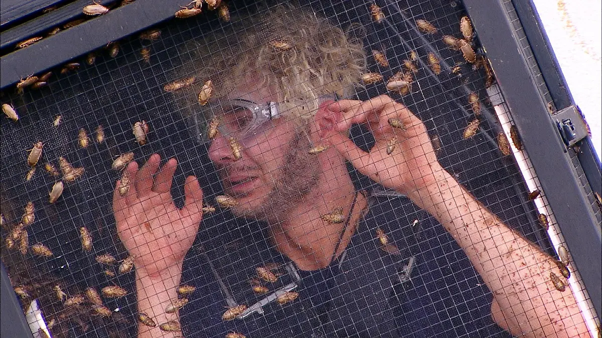 Sam Dylan bei der Dschungelprüfung „Keine Uhrsache”