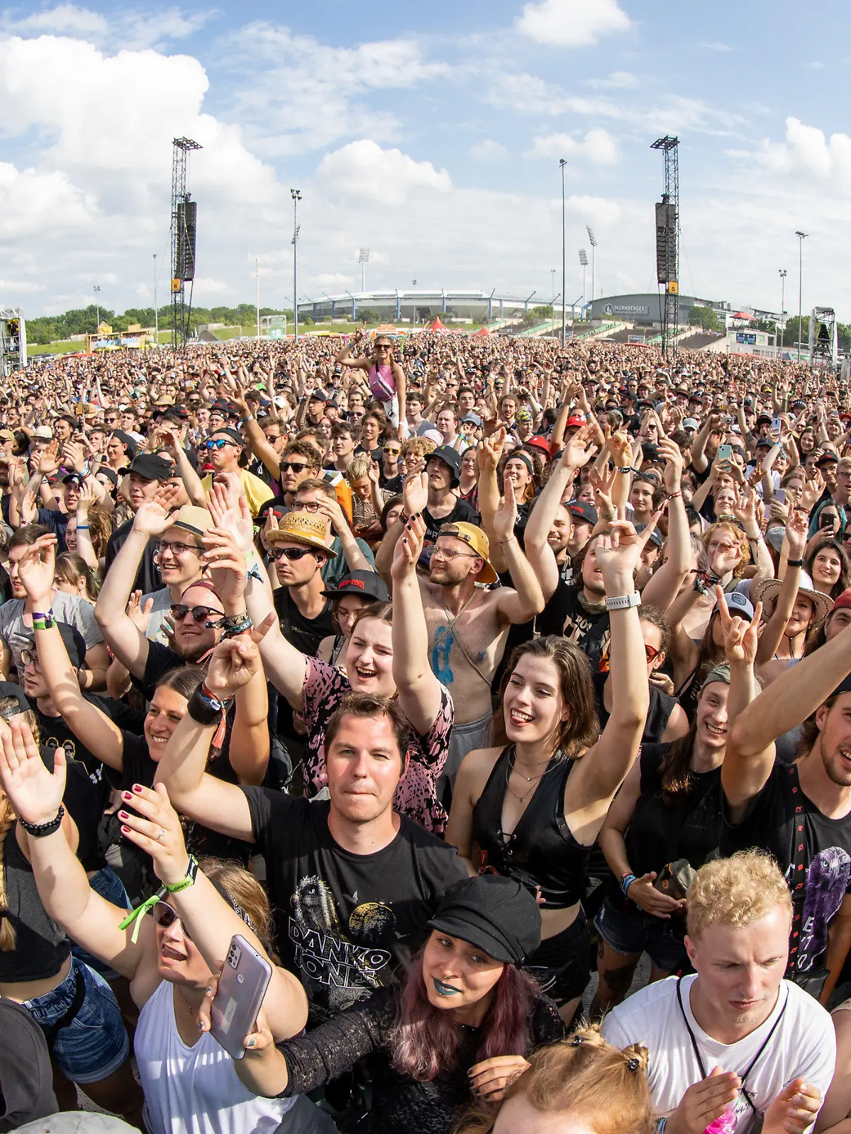 ARCHIV - 04.06.2022, Bayern, Nürnberg: Besucher beim Open-Air-Festival «Rock im Park» nehmen an einem Konzert teil (zu dpa «Teurer Festival-Sommer - Steigende Kosten treiben Ticketpreise»). Foto: Daniel Karmann/dpa +++ dpa-Bildfunk +++