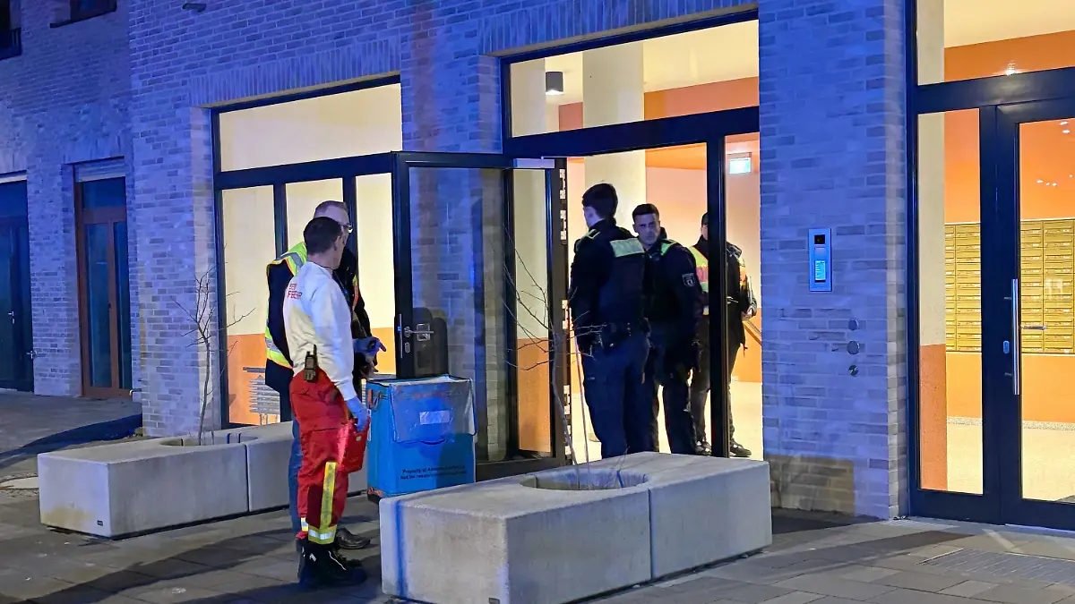 30.01.2025, Berlin: Einsatz- und Rettungskräfte stehen in Marzahn vor einem Haus. Ein 59 Jahre alter Mann ist in dem Haus mutmaßlich getötet worden. Der Mann lag leblos im Hausflur, als die Polizei am frühen Abend an dem Tatort in der Märkische Allee eintraf, wie eine Polizeisprecherin sagte. Sanitäter hätten nur noch den Tod feststellen können. Foto: Dominik Totaro/dpa +++ dpa-Bildfunk +++
