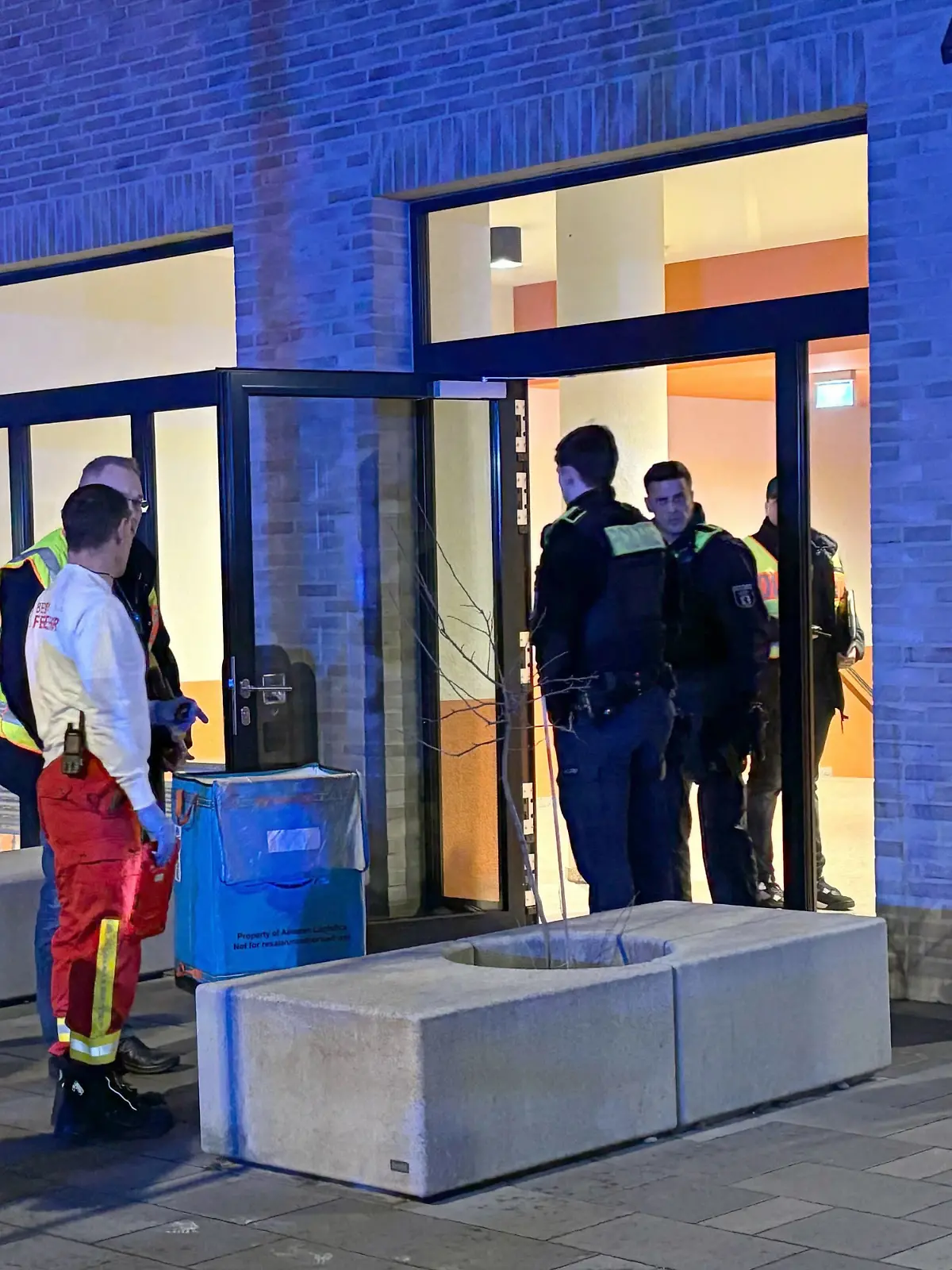 30.01.2025, Berlin: Einsatz- und Rettungskräfte stehen in Marzahn vor einem Haus. Ein 59 Jahre alter Mann ist in dem Haus mutmaßlich getötet worden. Der Mann lag leblos im Hausflur, als die Polizei am frühen Abend an dem Tatort in der Märkische Allee eintraf, wie eine Polizeisprecherin sagte. Sanitäter hätten nur noch den Tod feststellen können. Foto: Dominik Totaro/dpa +++ dpa-Bildfunk +++