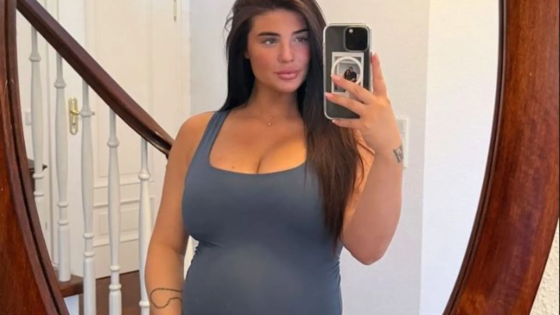 Laura Mania zeigt ihren Babybauch. 