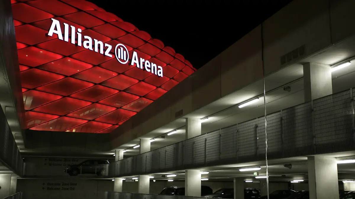 Bildnummer: 02244474 Datum: 11.08.2006 Copyright: imago/Schiffmann
Parkhaus vor der rot beleuchteten Allianz Arena in München; Vdig, quer, Stadion, Fußballstadion, außen, Außenansicht, Außenbereich, Beleuchtung, beleuchtet, leuchten, Schriftzug, Namenszug, Perspektive, Durchblick, Infrastruktur, Auto, parken, Parkplatz, Parkplätze, Parkmöglichkeit, Parkmöglichkeiten, Garage Saison 2006/2007, FC Bayern München, Abend, abends, Nacht, nachts, Dunkelheit, dunkel München AllianzArena, Stadionumgebung Fußball 1. BL Herren Mannschaft Deutschland Totale Randmotiv Objekte Sportstätte