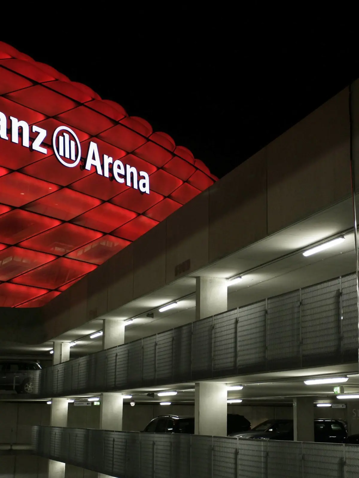 Bildnummer: 02244474  Datum: 11.08.2006  Copyright: imago/Schiffmann
Parkhaus vor der rot beleuchteten Allianz Arena in München; Vdig, quer, Stadion, Fußballstadion, außen, Außenansicht, Außenbereich, Beleuchtung, beleuchtet, leuchten, Schriftzug, Namenszug, Perspektive, Durchblick, Infrastruktur, Auto, parken, Parkplatz, Parkplätze, Parkmöglichkeit, Parkmöglichkeiten, Garage Saison 2006/2007, FC Bayern München, Abend, abends, Nacht, nachts, Dunkelheit, dunkel München AllianzArena, Stadionumgebung Fußball 1. BL Herren Mannschaft Deutschland Totale Randmotiv Objekte Sportstätte