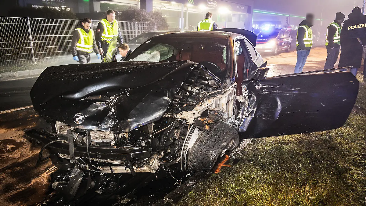 Auf der Flucht vor einer Kontrolle hat sich ein Linzer in der Nacht eine Verfolgungsjagd mit der Polizei geliefert. Er raste mit Geschwindigkeiten von bis zu 250 km/h durch den nebeligen oberösterreichischen Zentralraum, ignorierte rote Ampeln und krachte schließlich mit rund 160 km/h in mehrere stehende Autos.